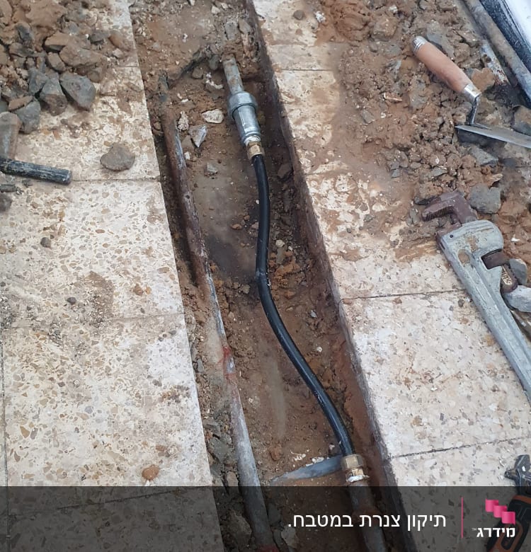 תיקון צנרת במטבח. 